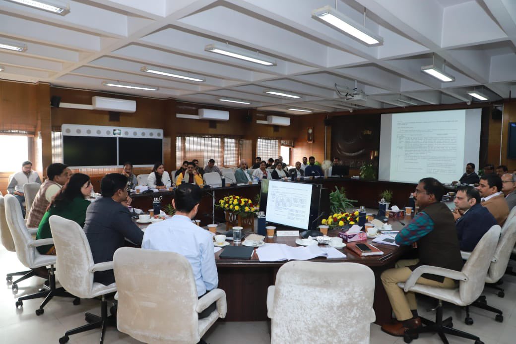 BansuriSwaraj's tweet photo. आज NDMC की साप्ताहिक बैठक में काउंसिल के पदाधिकारियों के साथ सम्मिलित हुई। बैठक में सर्वसम्मति से दिल्ली के पूर्व मुख्यमंत्री श्री अरविंद केजरीवाल जी द्वारा आयुष्मान भारत योजना को दिल्ली में लागू न करके जनहित की उपेक्षा के प्रति निंदा प्रस्ताव पारित किया गया। साथ ही, यह भी स्पष्ट हुआ कि तथाकथित संजीवनी योजना जैसी कोई योजना अस्तित्व में नहीं है।

नई दिल्ली क्षेत्र के विकास से जुड़े महत्वपूर्ण विषयों पर भी विस्तृत चर्चा हुई।

@BJP4India @BJP4Delhi