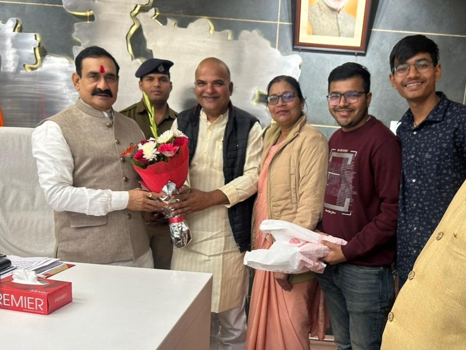 RameshwarBindal's tweet photo. भारतीय जनता पार्टी के वरिष्ठ जननेता मध्यप्रदेश के पूर्व गृहमंत्री आदरणीय @drnarottammisra. जी से आज उनके भोपाल स्थित निवास पर सौजन्य भेट की।
 इस सौजन्य भेंट के दौरान अनेक समसामायिक विषयों पर सारगर्भित चर्चा हुई।
आपके आतिथ्य से अपार आनंद से अनूभूत हूँ। https://t.co/m0IG3D7Vuj