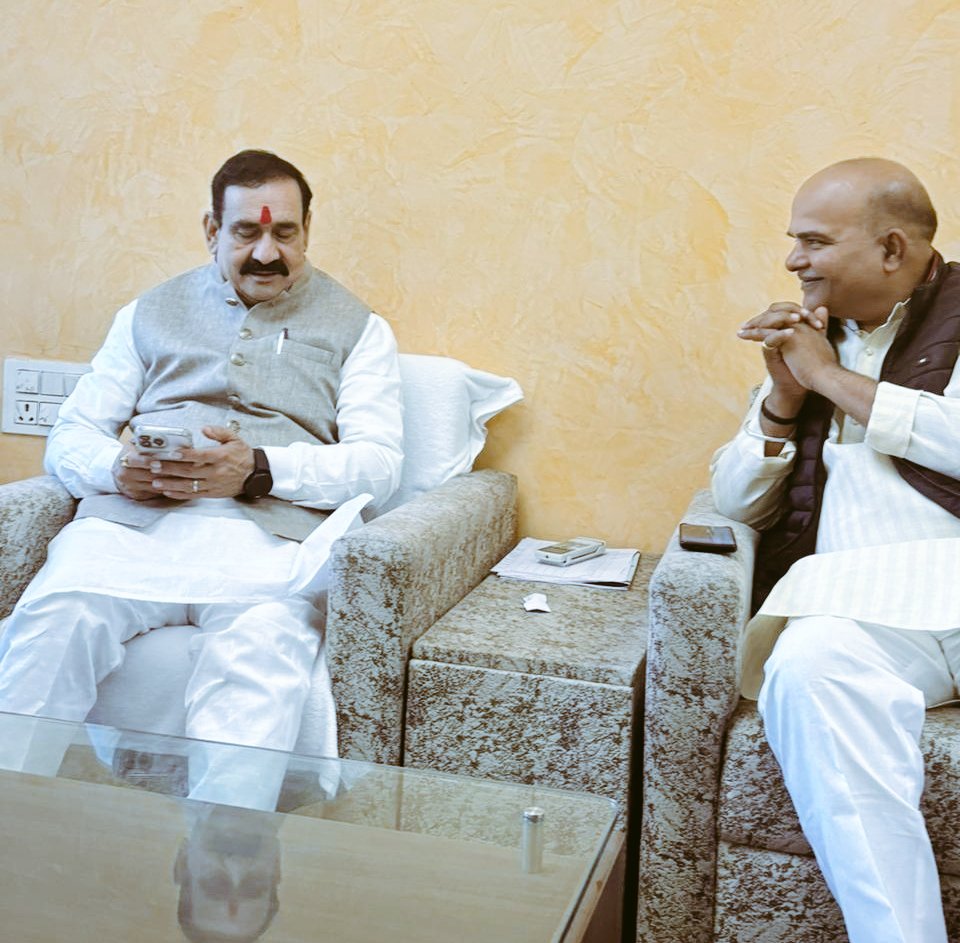 RameshwarBindal's tweet photo. भारतीय जनता पार्टी के वरिष्ठ जननेता मध्यप्रदेश के पूर्व गृहमंत्री आदरणीय @drnarottammisra. जी से आज उनके भोपाल स्थित निवास पर सौजन्य भेट की।
 इस सौजन्य भेंट के दौरान अनेक समसामायिक विषयों पर सारगर्भित चर्चा हुई।
आपके आतिथ्य से अपार आनंद से अनूभूत हूँ। https://t.co/m0IG3D7Vuj