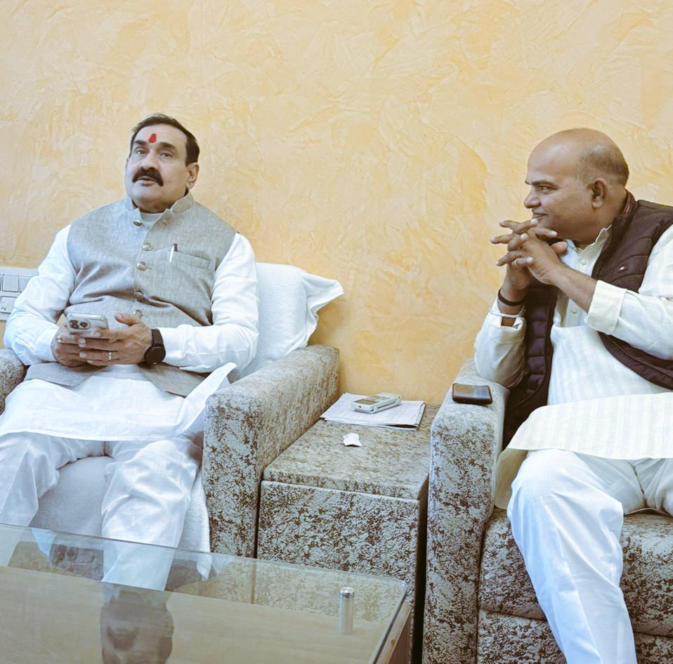 RameshwarBindal's tweet photo. भारतीय जनता पार्टी के वरिष्ठ जननेता मध्यप्रदेश के पूर्व गृहमंत्री आदरणीय @drnarottammisra. जी से आज उनके भोपाल स्थित निवास पर सौजन्य भेट की।
 इस सौजन्य भेंट के दौरान अनेक समसामायिक विषयों पर सारगर्भित चर्चा हुई।
आपके आतिथ्य से अपार आनंद से अनूभूत हूँ। https://t.co/m0IG3D7Vuj