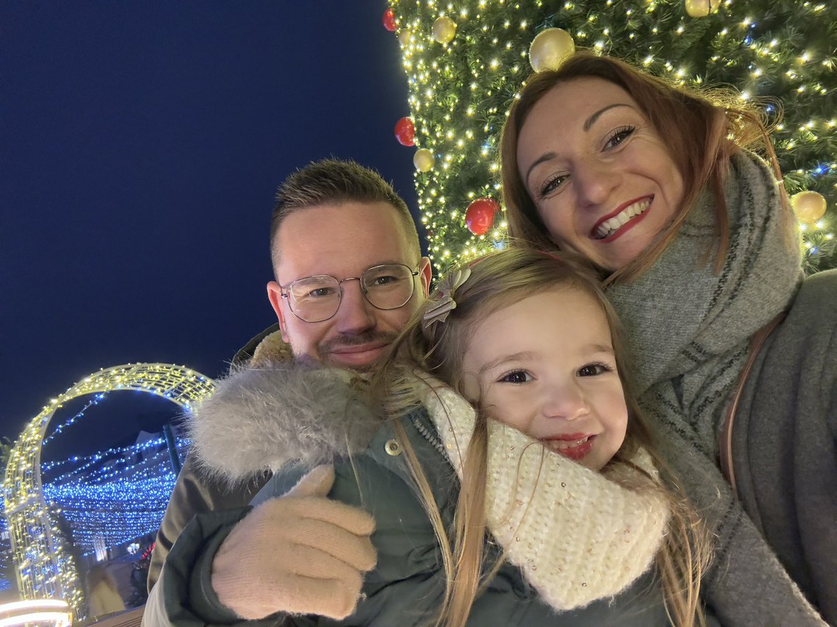 MelDubail's tweet photo. Joyeux Noël 🎄🎁🎅🏻 &amp; bonnes fêtes de fin d’année 🥂✨ https://t.co/a2GQUnAb7h