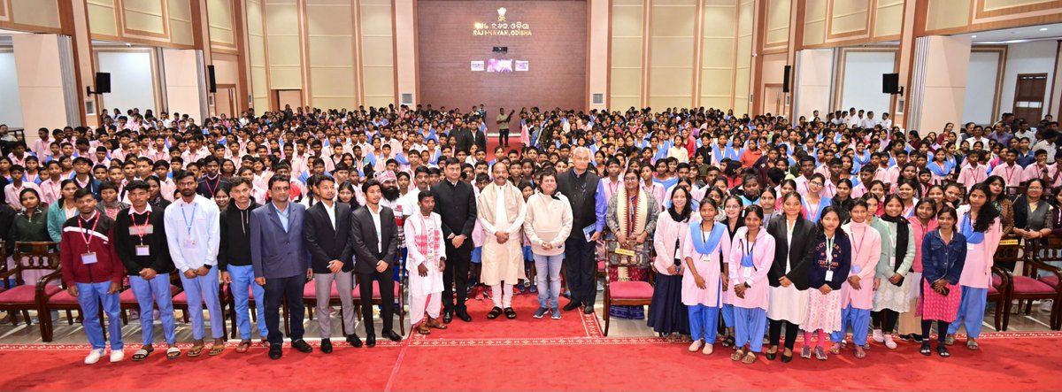 dasraghubar's tweet photo. आज KIIT और KISS के लगभग 1000 बच्चों ने राजभवन का दौरा किया। ये सभी बच्चे झारखंड के आदिवासी समुदाय के हैं। मैंने इन बच्चों से राजभवन दिखाने का वादा किया था, इसी क्रम में ये राजभवन के भ्रमण पर आये।

इस दौरान बच्चों से कहा कि आगे बढ़ने के लिए बड़े सपने देखना जरूरी है। आप अपना लक्ष्य निर्धारित करें। उस दिशा में आगे बढ़ने और उसे हासिल करने के लिए प्रयत्न करें। समर्पित प्रयास ही सफलता की एकमात्र कुंजी है। मैं आप सभी के उज्जवल भविष्य की कामना करता हूं।

जय जगन्नाथ!