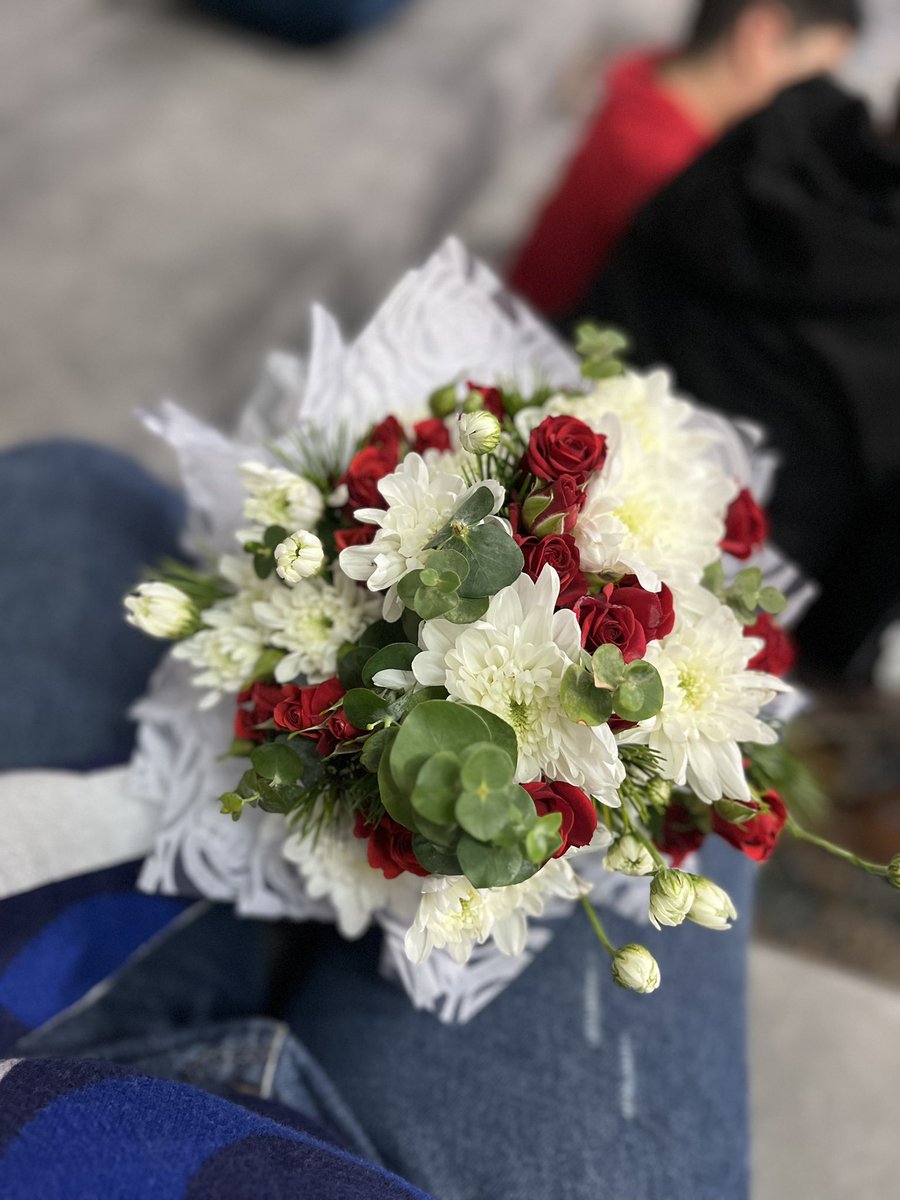 عمیقا این پسر یه کارایی میکنه که دلم میخواد شو اف کنم
واسه روز مادر واسه مامانم گل گرفته🥰
بعد میگه نمیدونم واسه تو کادو گرفتن درسته یا بی احترامیه🥲