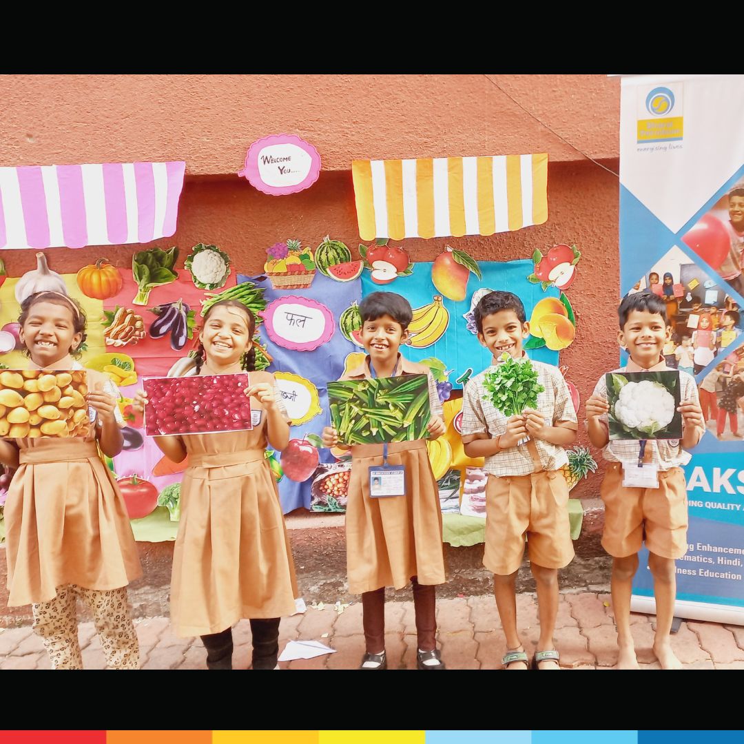 LLF_IN's tweet photo. Saksham’s Hindi Literacy Session on fruits & veggies combined health awareness with real-world learning. Students explored a local market, guided by teachers & RPs, making education interactive & fun! 🍎🌽
#LearningLinksFoundation #SakshamProject #InteractiveLearning https://t.co/X1116DN52C