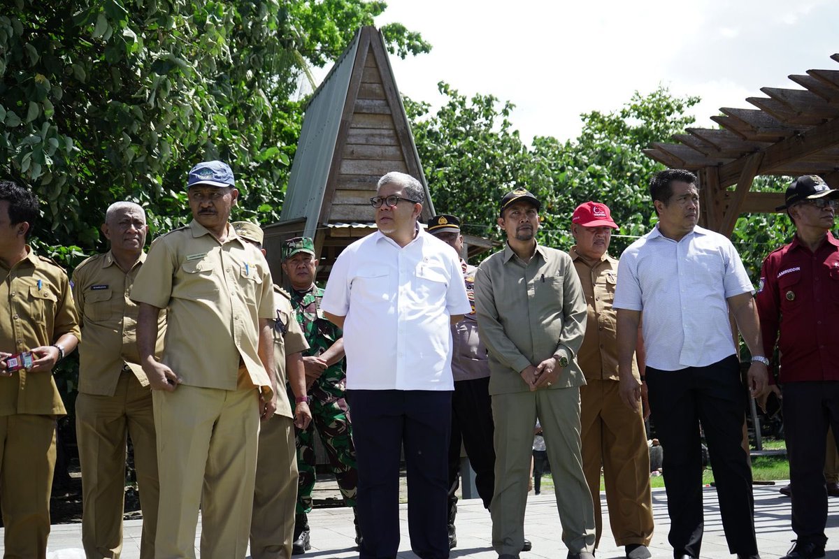 Hari Senin (23/12/24) lalu didampingi pemerintah daerah setempat Wamen PKP <a href="/Fahrihamzah/">#AyoMoveOn2024</a> melaksanakan inspeksi di beberapa lokasi pantai/ pesisir di Sumbawa, NTB.

Mulai Jan 2025, sesuai arahan Presiden <a href="/prabowo/">Prabowo Subianto</a> akan dimulai penataan pemukiman pesisir.