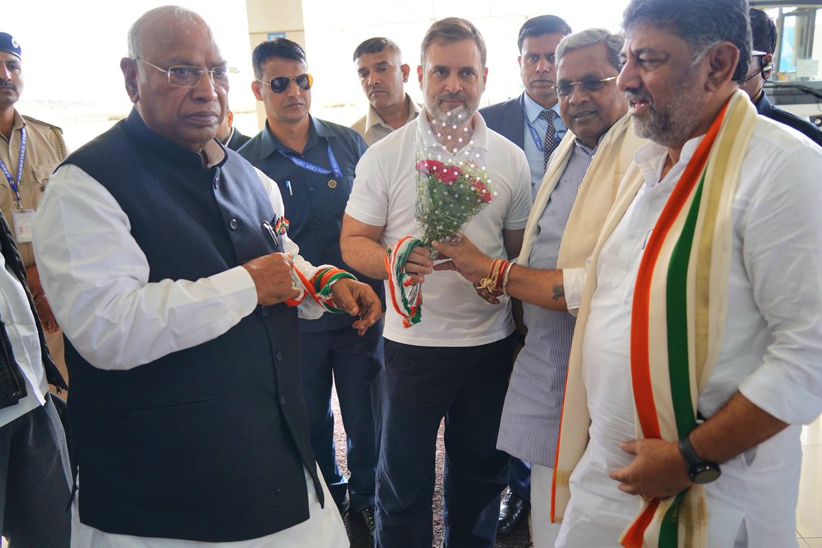 UiDaddy's tweet photo. काँग्रेस शताब्दी महोत्सवासाठी बेळगावात दाखल काँग्रेस नेते राहुल गांधी आणि मलिकार्जुन खर्गे. https://t.co/nq4gYr9jbq