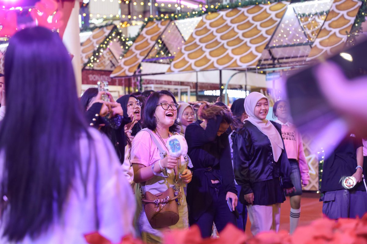 selfietimeid's tweet image. Siapa nih yang kemarin dateng ke event Selfie Time di Taman Anggrek?? Yuk intip lagi keseruannya!

Selfie Time juga masih ada event noraebang dan random play dance di tanggal 28 Desember &amp;amp; 31 Desember lho! Yuk buruan daftar! 😆 
 
#selfietime #noraebang #randomplaydance