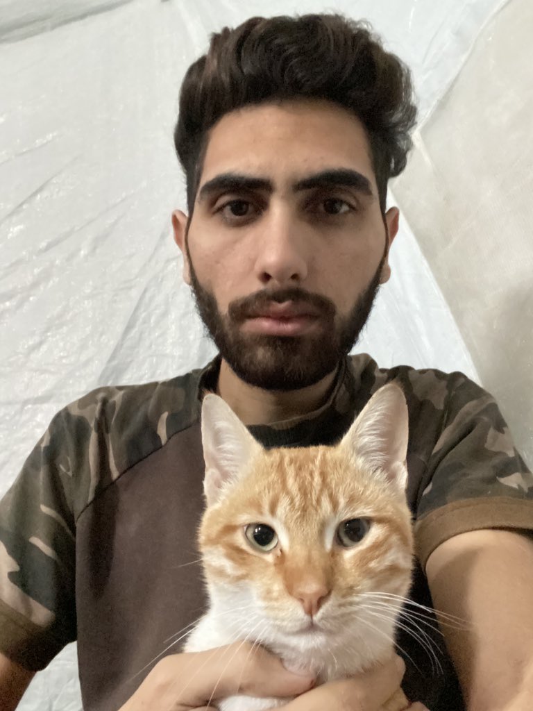 Dr_SaebGaza's tweet photo. Simba and I have no food and are dying of hunger 😭😭😭

https://t.co/m2th9ERtsR https://t.co/hEqnags7s7