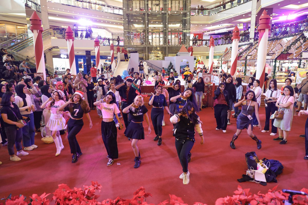 selfietimeid's tweet image. Siapa nih yang kemarin dateng ke event Selfie Time di Taman Anggrek?? Yuk intip lagi keseruannya!

Selfie Time juga masih ada event noraebang dan random play dance di tanggal 28 Desember &amp;amp; 31 Desember lho! Yuk buruan daftar! 😆 
 
#selfietime #noraebang #randomplaydance