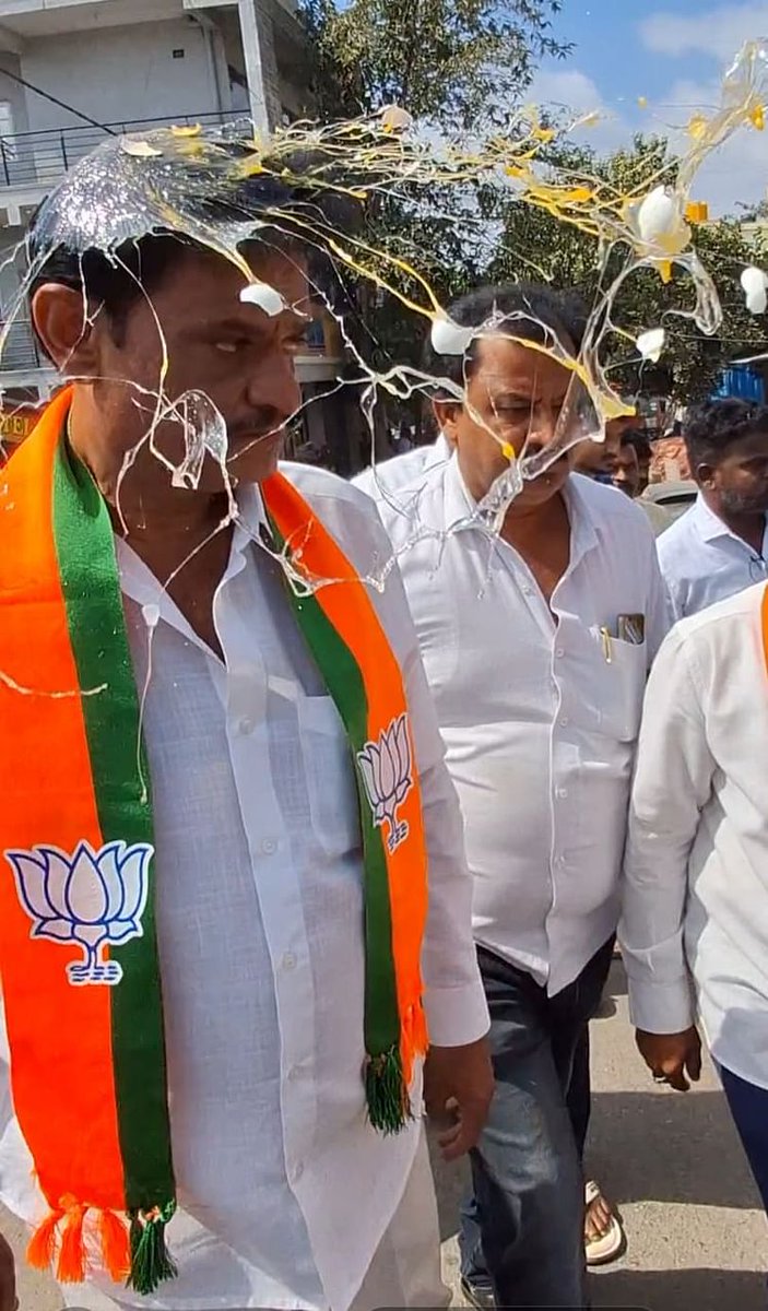 bashipakhala's tweet photo. କର୍ଣ୍ଣାଟକ ଘଟଣା..
କ୍ୟାମେରା ମ୍ୟାନଙ୍କୁ କେତେ ମାର୍କ ଦେବେ?? https://t.co/hHvy5jAv37