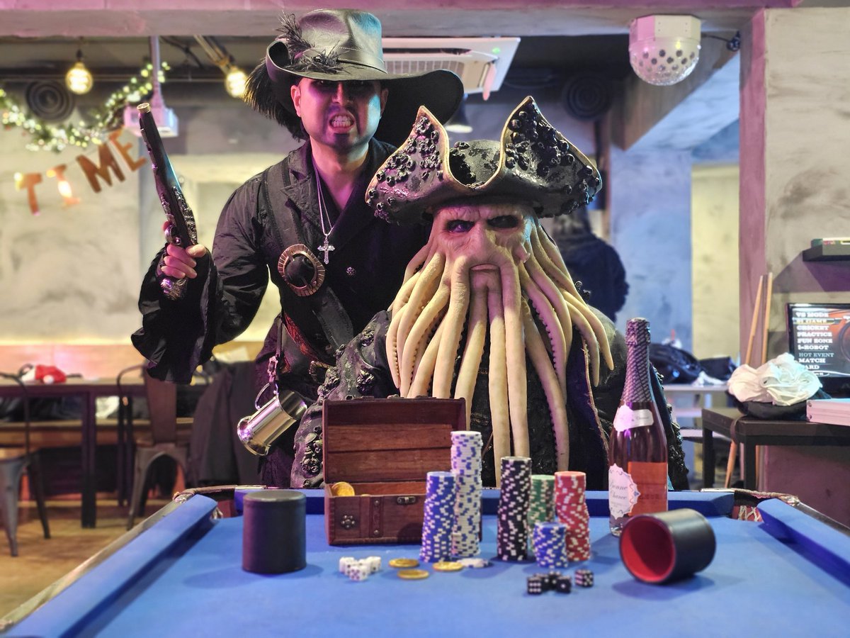 2024.12.25 성탄절 파티룸

🐙: 난 상대가 가장 소중한 걸 걸어야 내기를 하지. 진지하지도 않은 상대는 시간낭비니까.

무엇인가를 얻고 잃을 각오... 영혼의 가치는 그것으로 정해진다.

🏴‍☠️: 쉽게 말하자면 손모가지 조심하고 재미없는 짓 하지말라는 소리야. 

손이나 이마에 구멍나기 싫다면.