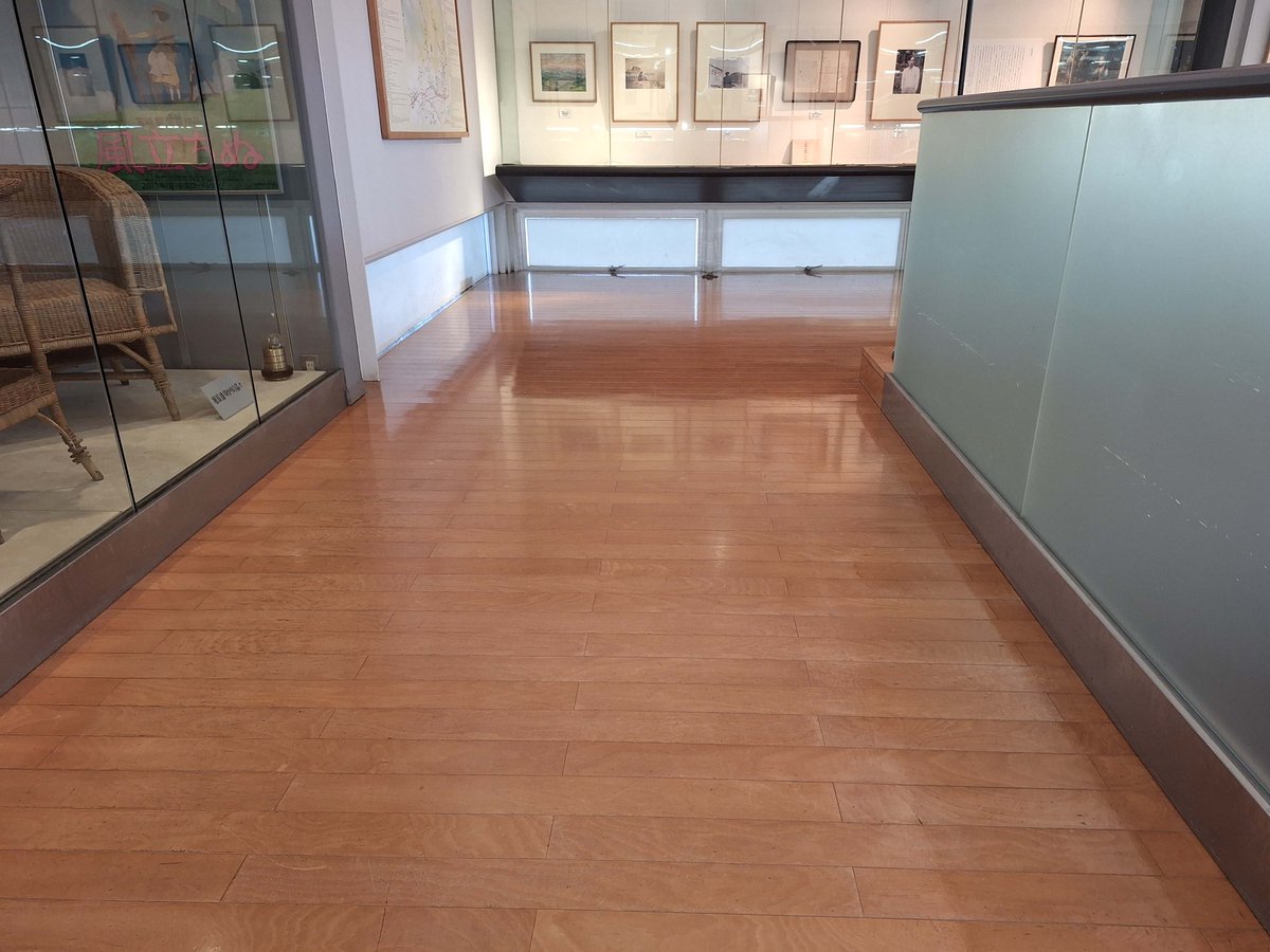 今日、軽井沢高原文庫の2階展示室、階段のワックスがけをしました。年末の恒例行事のようなものです。昨日のうちに、大型ストーブやモップ、床用樹脂ワックス等の準備をしておきました。今日の午前10時頃に作業をスタートし、午後4時頃に無事に終了しました。