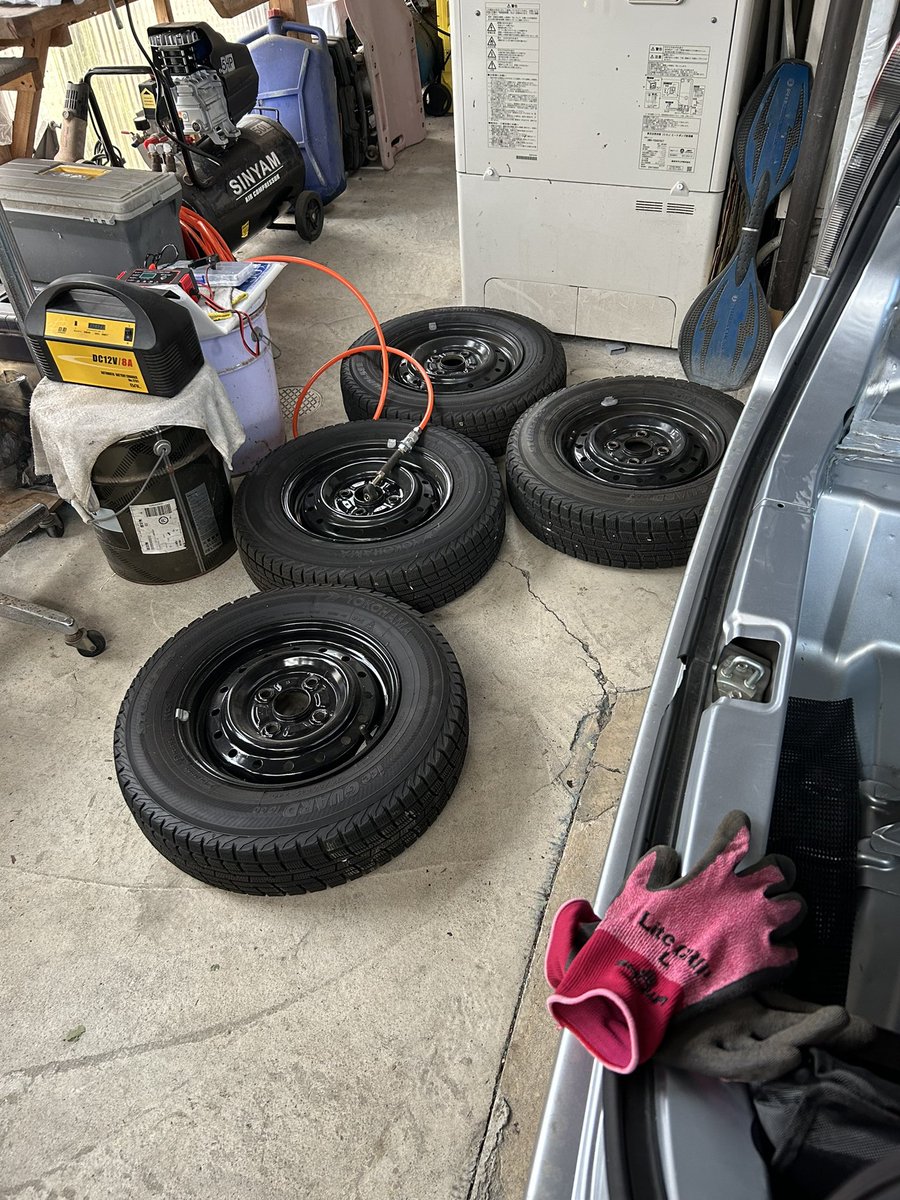 happygarage10's tweet photo. ドリケツタイヤ用意して…
明日、南千葉サーキット初走行＆走り納めに行ってきます😆

しかし、ずっと2シーターばかり乗ってきたので、サーキット道具余裕で積めることにびっくり😅
#L285v #ライトウェイトFR #ミラ #たまには走らないと https://t.co/zFkRthVp07