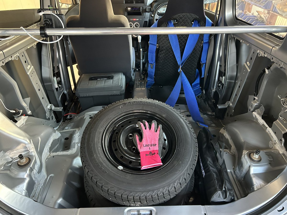 happygarage10's tweet photo. ドリケツタイヤ用意して…
明日、南千葉サーキット初走行＆走り納めに行ってきます😆

しかし、ずっと2シーターばかり乗ってきたので、サーキット道具余裕で積めることにびっくり😅
#L285v #ライトウェイトFR #ミラ #たまには走らないと https://t.co/zFkRthVp07