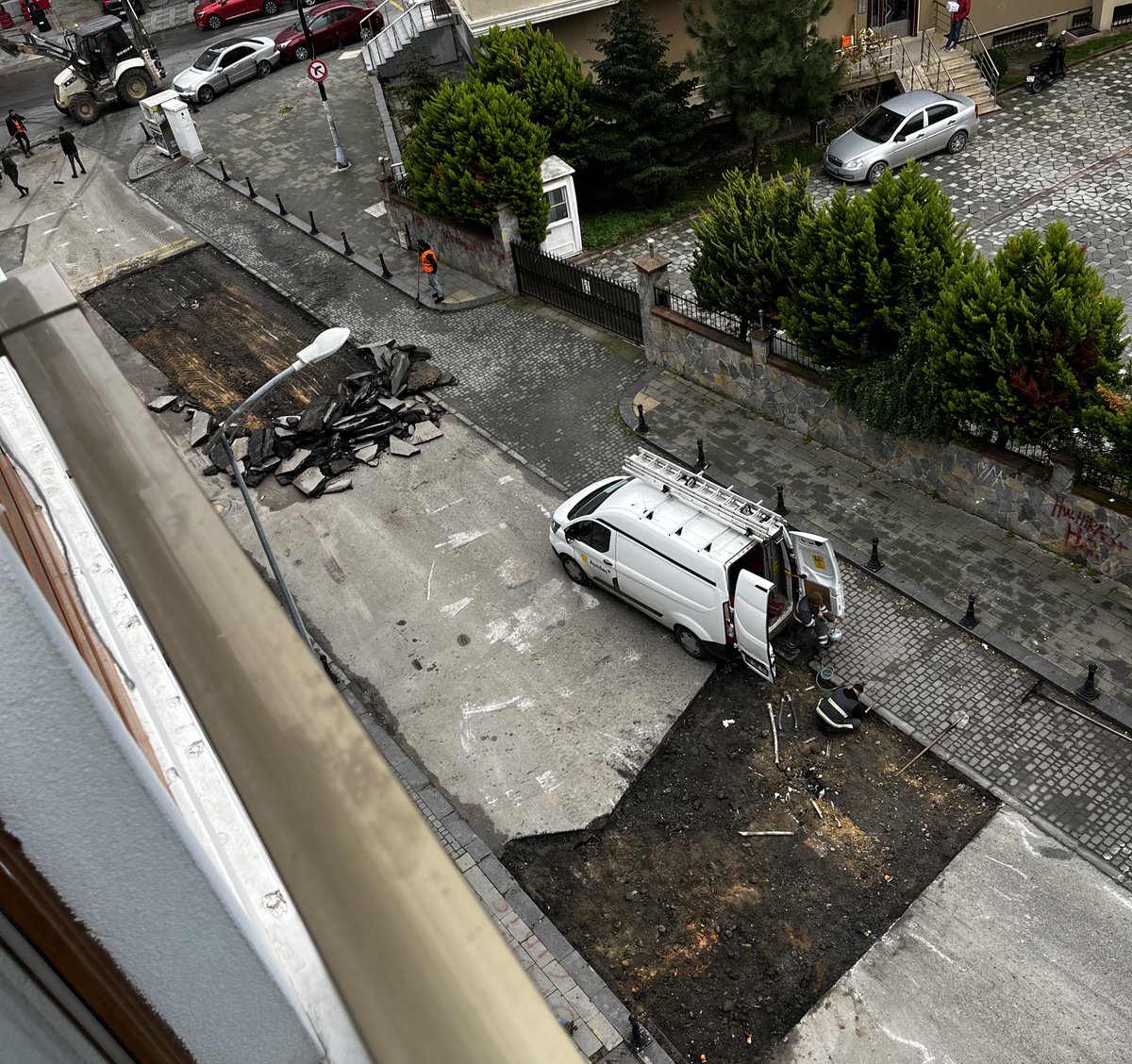 Ya noluyo kardeşim sabah sabah elektriği niye kesiyonuz, kesmeden çalışılmıyo mu? Doktorlar kalbi durdurup öyle mi ameliyat yapıyo siz niye elektriği kesip iş yapıyosunuz?!!1!1!!1