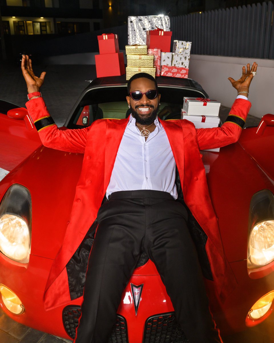 Can your boss ever sweet like this???
Dey play ...
<a href="/iamdbanj/">D'banj D Kokomaster</a> is your country national anthem.... No cap 🧢 

Anyway I wish you all SPECIALLY THE COMPLIMENT OF THE SEASON..