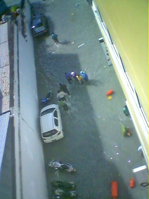 Ludges's tweet image. I took pics of sea encroaching on Malé just as 1st wave of 2004 Asian Tsunami reached Maldives. The more potent 2nd wave initially pulled back lagoons dry to reveal coral reefs as walls for those standing on the beach before it too swept as a treetop high wall  across the country