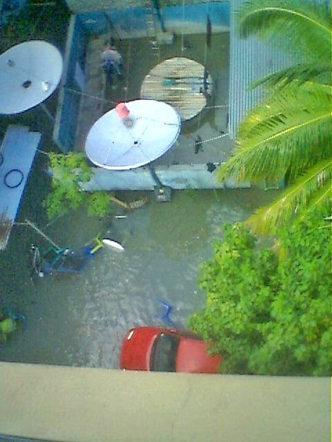 Ludges's tweet image. I took pics of sea encroaching on Malé just as 1st wave of 2004 Asian Tsunami reached Maldives. The more potent 2nd wave initially pulled back lagoons dry to reveal coral reefs as walls for those standing on the beach before it too swept as a treetop high wall  across the country