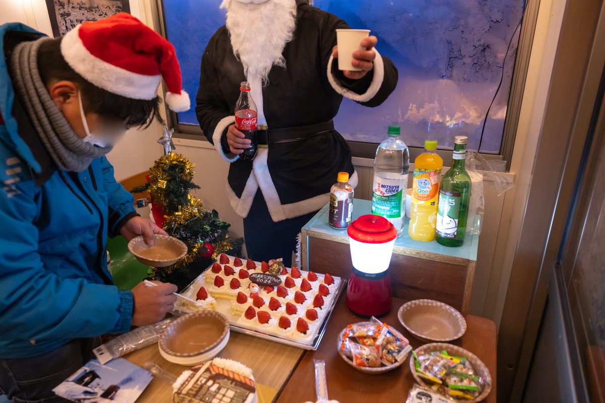 美味しそうなクリスキスケーキ、私も大変美味しくいただきました。
今年も各地でクリスマスのイベントが行われましたが、
スタッフ、関係者の方々におかれましては、極寒の中
準備等本当に大変だったと思います。
心よりお礼申し上げます🙇‍♂️
どうもありがとうございました🙇‍♂️