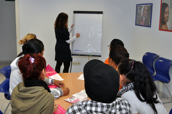 APRAMP's tweet photo. La #formación es clave para que las mujeres en situación de vulnerabilidad accedan al empleo y rompan con el círculo de la explotación. En el 1er semestre de 2024:
✅ 397 participaron en formación
✅ 180 buscaron empleo
✅ 91 lograron contratos

#APRAMP #InserciónLaboral https://t.co/A3orVN3B9n