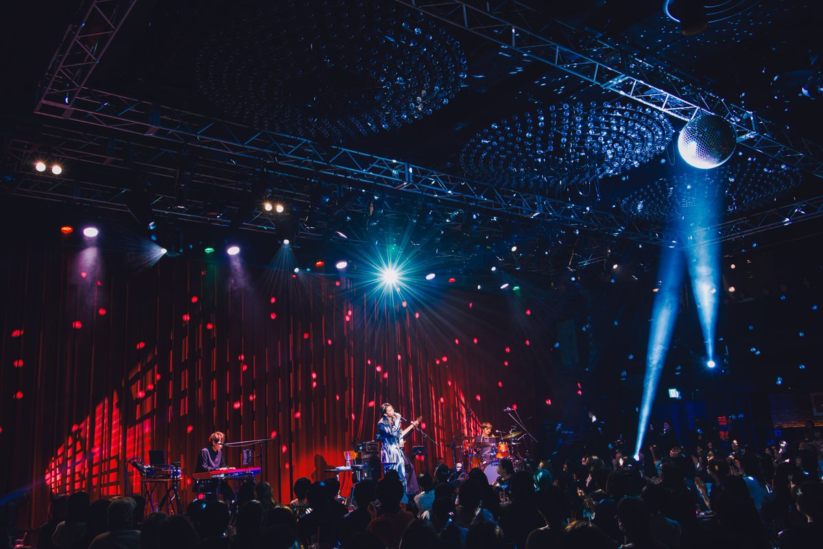 billboardlive_y's tweet photo. 【Live Report】先月開催された『REIKO's Winterland』公演のライブレポートが @Billboard_JAPAN に掲載されました📝✨
自身の楽曲に加えカバー曲も披露し、一夜限りの特別なステージが繰り広げら��た公演の模様をたっぷりお届けします。ぜひご一読ください✔
#billboardliveyokohama #REIKO @reiko__official 

▼＜ライブレポート＞REIKO、初のビルボードライブ公演――音楽���紡ぐ心温まる特別な夜
https://t.co/Z10zzhpdSk

Photo：福政良治