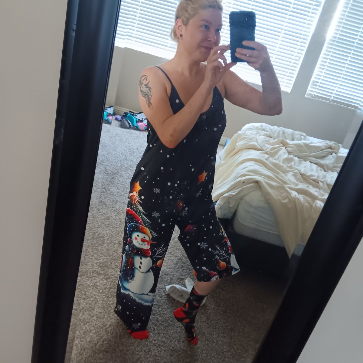 I looked so cute in my Christmas pants today:)

Merry Christmas!