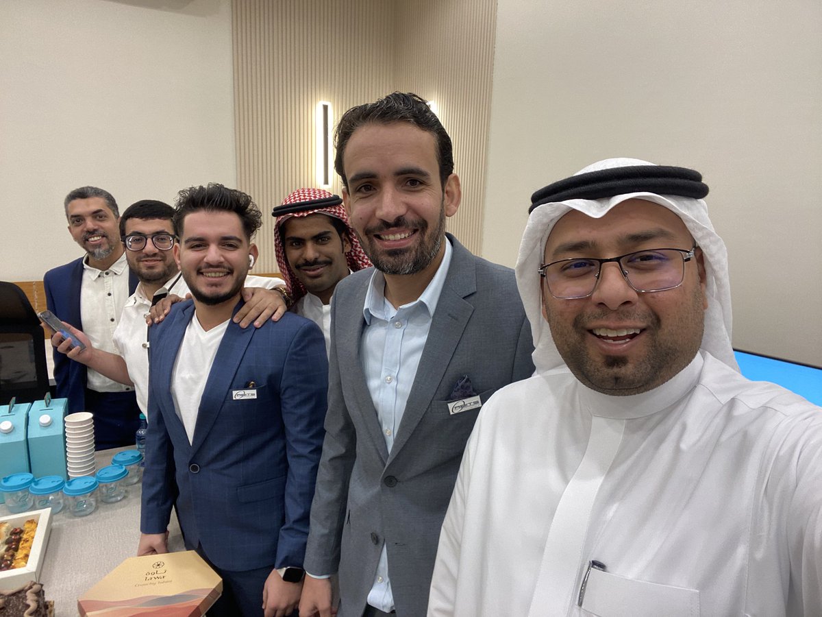 AlaaQari's tweet photo. نحتفل اليوم بفريق العمل المتميز الذي يقوم دائمًا بالتفاني والاجتهاد لتحقيق الأهداف والرؤية المنشودة. إنكم الأمل والقوة الدافعة وراء نجاحنا، نود أن نشكر البيئة الحاضنة @AmanaAlmadinah ممثلة في معالي أمين منطقة المدينة المنورة @fahadbuliheshi ونائبه على الدعم والتمكين في خلق بيئة تنافسية نحو الإبداع وتحقيق العمل التميز، وأشكر زملائي بالأمانة على ثقتهم في ما نقدم من منجزات وتطوير.