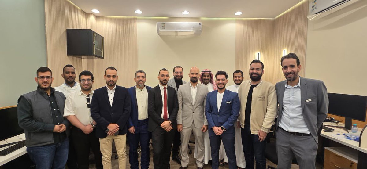AlaaQari's tweet photo. نحتفل اليوم بفريق العمل المتميز الذي يقوم دائمًا بالتفاني والاجتهاد لتحقيق الأهداف والرؤية المنشودة. إنكم الأمل والقوة الدافعة وراء نجاحنا، نود أن نشكر البيئة الحاضنة @AmanaAlmadinah ممثلة في معالي أمين منطقة المدينة المنورة @fahadbuliheshi ونائبه على الدعم والتمكين في خلق بيئة تنافسية نحو الإبداع وتحقيق العمل التميز، وأشكر زملائي بالأمانة على ثقتهم في ما نقدم من منجزات وتطوير.