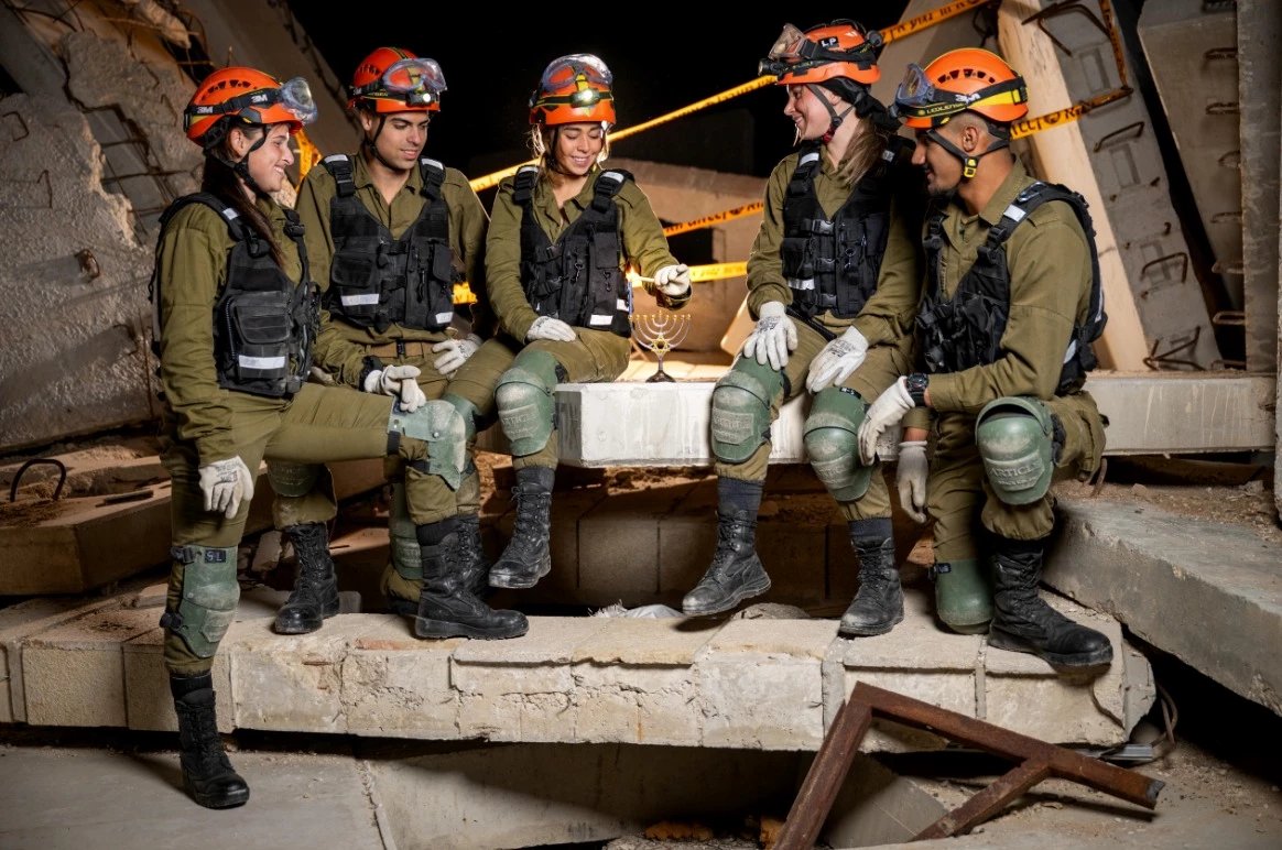 IDFsoldiergirl's tweet image. The Rescue Brigade in Ramla celebrates the first night of #Hanukah. Platoon commanders are intensively trained in the Rescue/Training Brigade. Over several months, They learn in-depth how to rescue &amp;amp; fight, emphasizing command training. #HappyChanukah #Israel #IDF #IDFHeroes 🕎🇮🇱