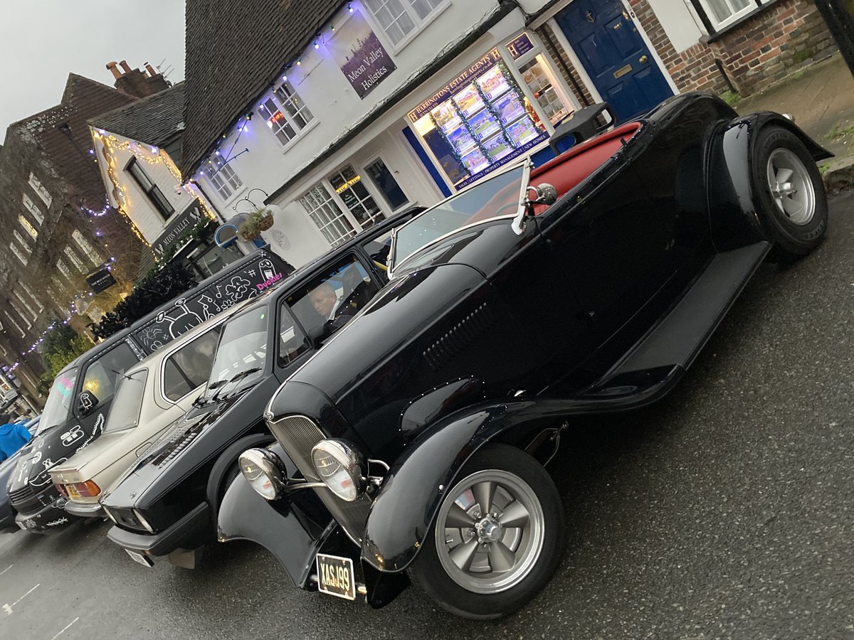 classiccarguru1's tweet photo. Thereβs always a wild mix at #WickhamSquare #BoxingDay meet https://t.co/NsOyGuHiZI