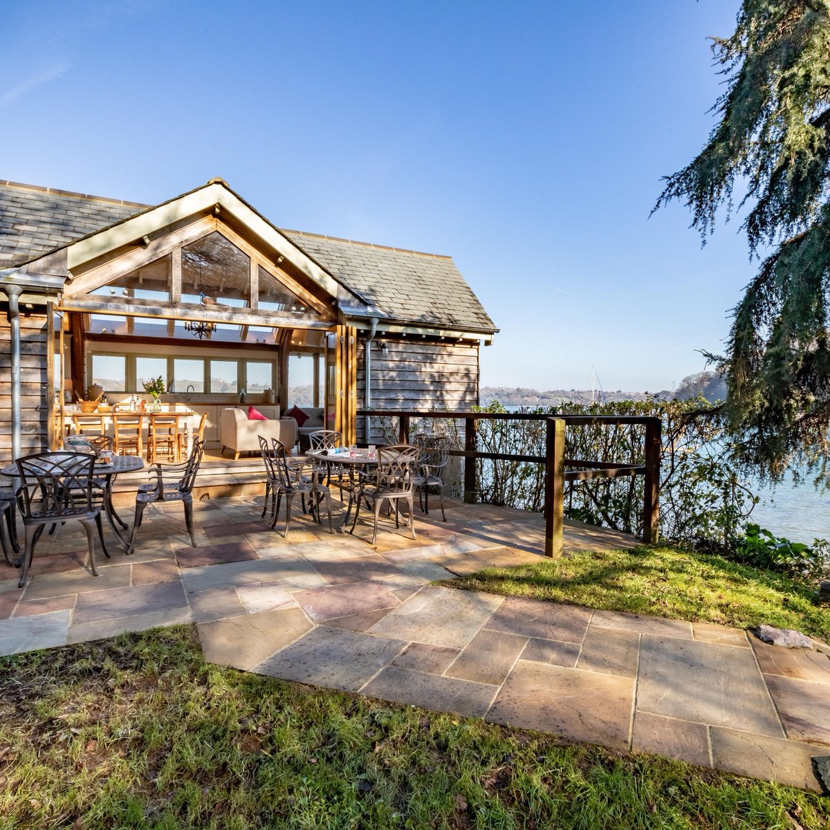 Looking for places to stay in 2025? Beach End is perfectly nestled on the banks of the River Dart, just a short drive from our Devon yard. It's available to rent through holidaycottages.co.uk

#devonescape #southhamsviews #riverdartliving #oakframearchitecture #carpenteroak