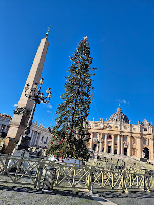 When in Rome...see the nativity scene in St Peter's Square.
#WhenInRome #RomaOMorte #Italy #Italia #TreasureItaly #VisitRome #Rome #Roma #BuongiornoRoma #Christmas2024 #Christmas #Natale #Presepe #Nativity #StPetersSquare

romandespatches.blogspot.com/2024/12/when-i…