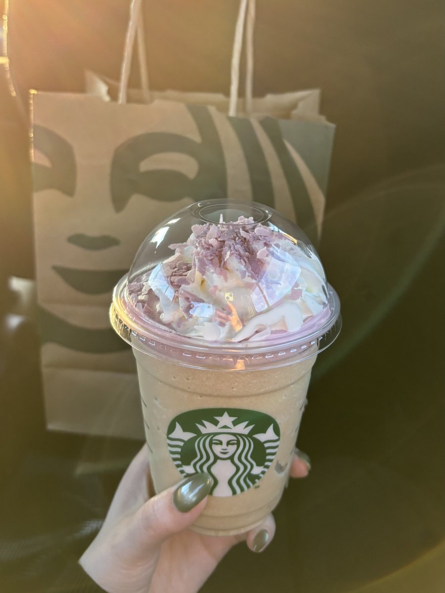 8abeeeeeeeee8's tweet photo. 今日からの新作フラペチーノめちゃめちゃ美味しい🥹✨✨
アールグレイ好きにはたまらん！
可愛いし！！ https://t.co/5STvVbPK3F