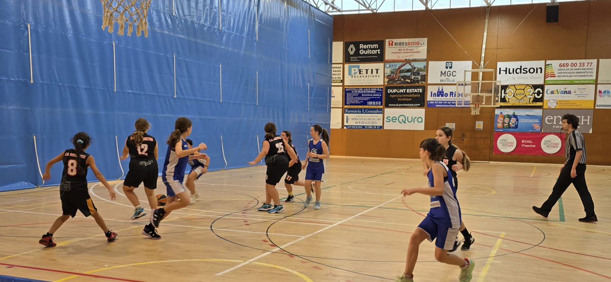 BasquetRibes's tweet photo. 🟦⬜ MINI FEMENÍ
«Últim partit d'aquesta primera fase contra les veïnes de Roquetes. Un equip fort i amb una gran superioritat física. (...)
Felicitats pel partidàs, l'actitud i l'esforç. Bona feina. (...)».
#basquetribes #adnribes #spribes #esportribeta
@santperederibes https://t.co/BN2HOApkts