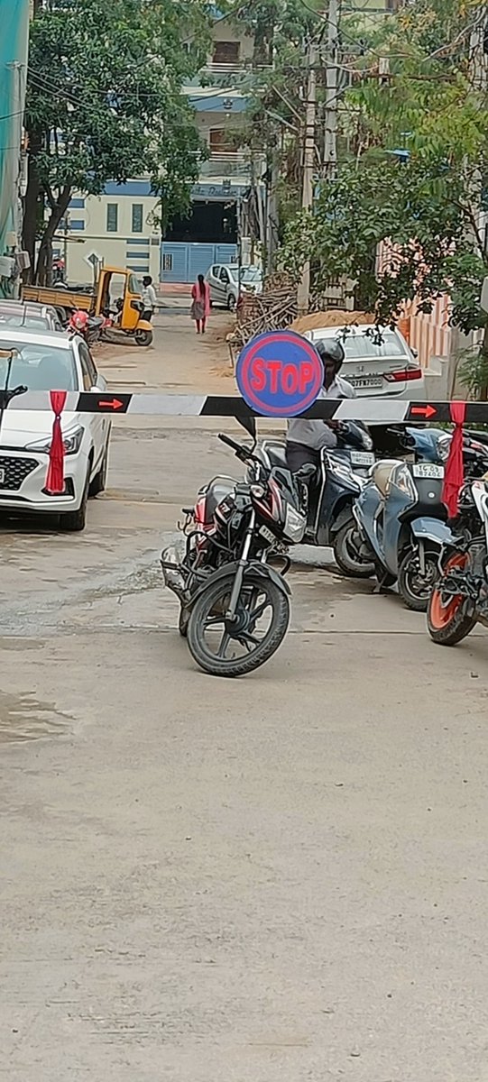 venkat_mvr8's tweet photo. @ZC_SLP @GHMCOnline @CommissionrGHMC @CYBTRAFFIC @acpmiyapur_cyb @cyberabadpolice @Dc21Ghmc Allwyn×Road Miyapur colony blocked the driveway which is not good as per suprem court noone is having right to block the roads and I request GHMC and cyberabad traffic police to remove. https://t.co/ESkPdaVaVP