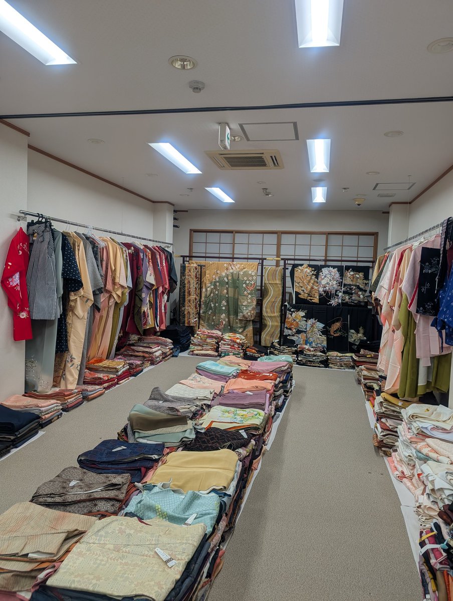 今年最後の昔の着物市開催します
28日朝９時30分開始です。
よろしくお願いします。