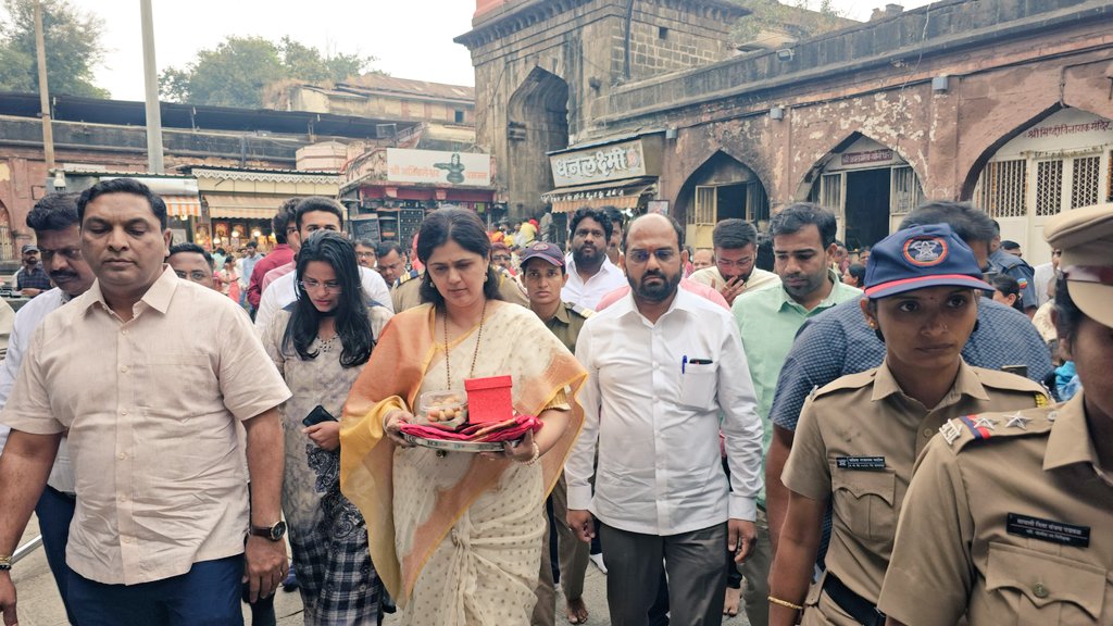 Pankajamunde's tweet photo. मार्गशीर्ष महिन्यातील गुरूवारचे औचित्य साधून आज करवीर निवासिनी श्री.महालक्ष्मी मंदीर कोल्हापूर येथे अंबाबाईचं मनोभावे दर्शन घेतले. त्यानंतर पत्रकारांशी संवाद साधला. याप्रसंगी आ.अमल महाडिक आणि इतर पदाधिकारी उपस्थित होते. 
@amal_mahadik 
#Kolhapur #Mahalakshmi https://t.co/R3xMlBsz44
