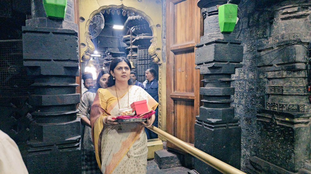Pankajamunde's tweet photo. मार्गशीर्ष महिन्यातील गुरूवारचे औचित्य साधून आज करवीर निवासिनी श्री.महालक्ष्मी मंदीर कोल्हापूर येथे अंबाबाईचं मनोभावे दर्शन घेतले. त्यानंतर पत्रकारांशी संवाद साधला. याप्रसंगी आ.अमल महाडिक आणि इतर पदाधिकारी उपस्थित होते. 
@amal_mahadik 
#Kolhapur #Mahalakshmi https://t.co/R3xMlBsz44