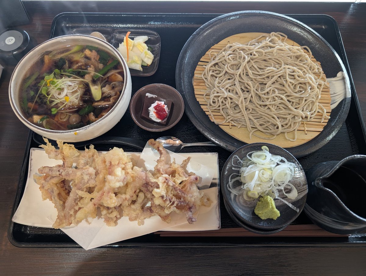 enasanff's tweet photo. お休みにて早めに用事が終わったので、お蕎麦を食べに！初詣やってた神社があったので初詣笑 https://t.co/9fv8OfNiwg