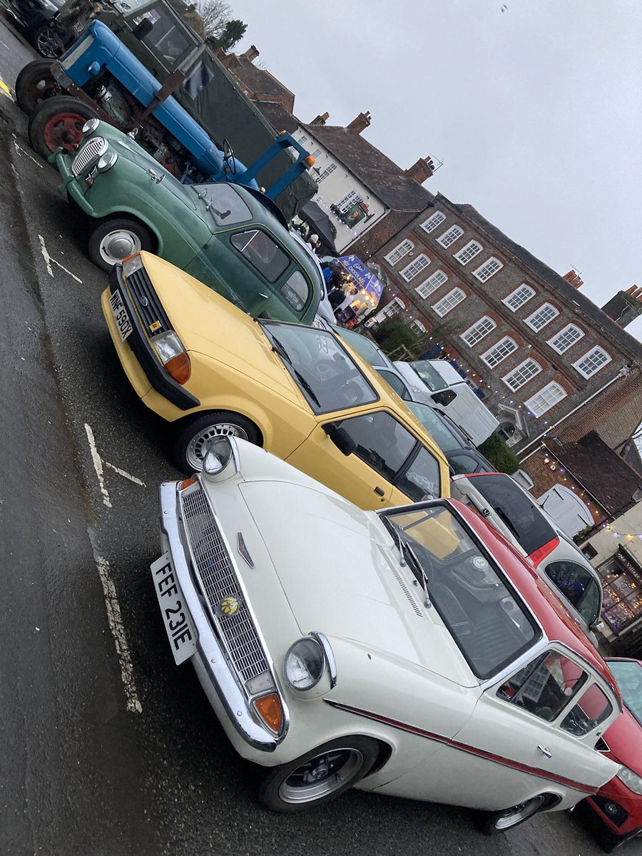 classiccarguru1's tweet photo. #WickhamSquare #BoxingDay Meet https://t.co/DyH8XGPknb