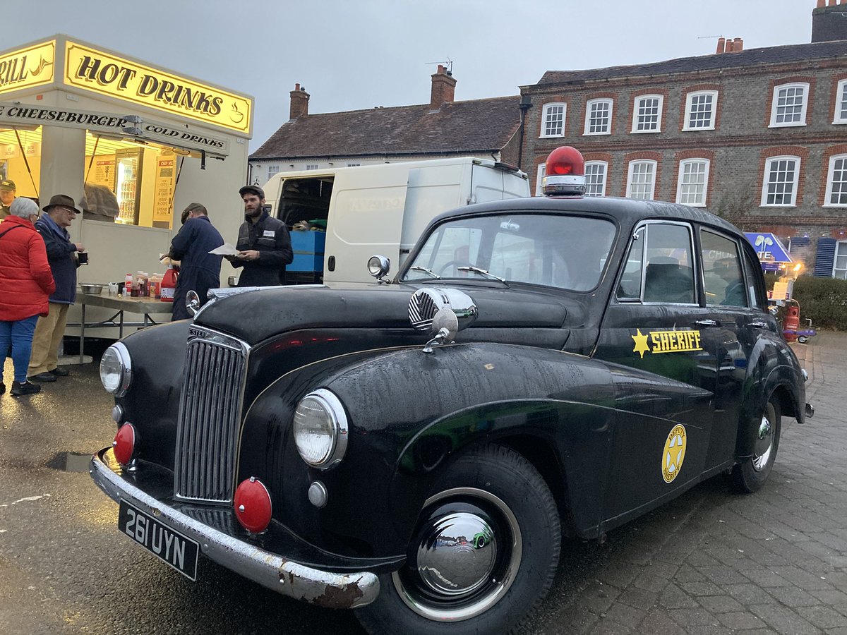 classiccarguru1's tweet photo. #WickhamSquare #BoxingDay Meet https://t.co/DyH8XGPknb