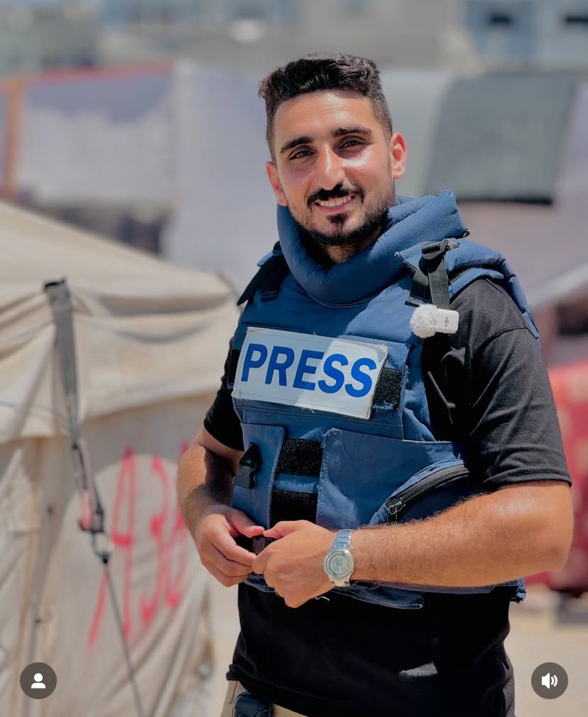 Ayman Al Gedi الـشـهيد ايمن الجدي 
الصحفي الذي كان ينقل لكم الاخبار أصبح هو الخبر برفقة أربعة من زملائه الصحفيين وهو في انتظار مولوده الاول وكان قد تزوج في هذه الحرب ونزح عدة مرات من شمال غزة 
رحمك الله وأسكنك الفردوس والملتقى الجنة إن شاء الله يارب 
#ايمن_الجدي #الشهيد #غزة