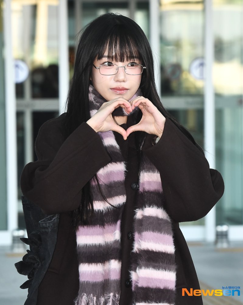 JOYURIFR's tweet photo. [📸] ⭑ 26.12.24 

⤷ Yuri à l'aéroport pour les AAA 2024. 

˗ˏˋ #JOYURI #조유리  ˊˎ˗ https://t.co/PIcZYJVbaC