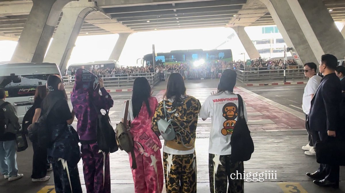 newjeansnews_'s tweet image. the world loves them