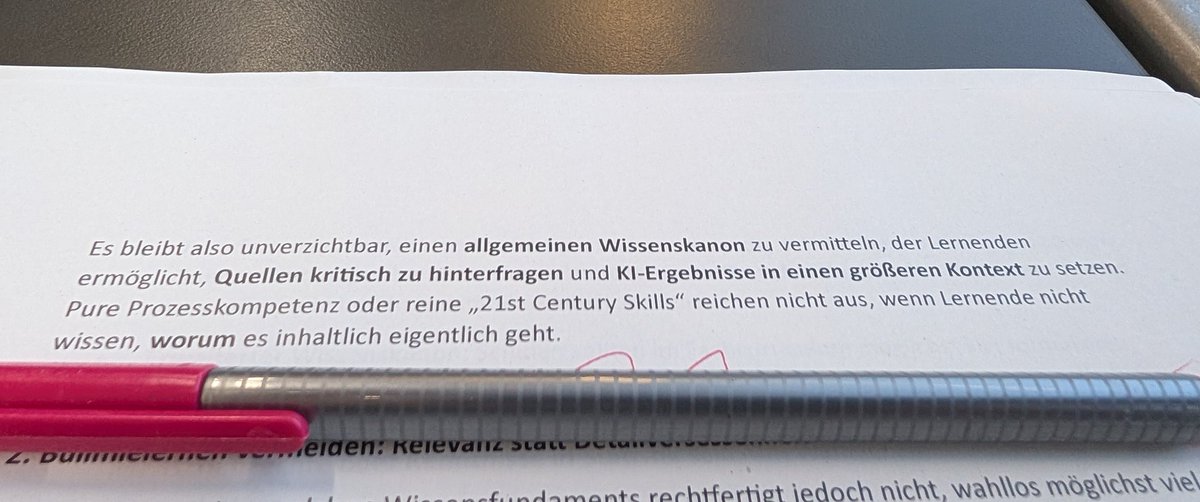 Im Zug sitzend überarbeite ich gerade meinen Artikel für #PädF – Pädagogische Führung zum Thema #Prüfungen in Zeiten von #KI. Der Satz auf dem Bild unten ist für mich zentral. Er ist kein Angriff auf #21stCenturySkills, sondern ein Plädoyer für die Bedeutung von Wissen. #Schule