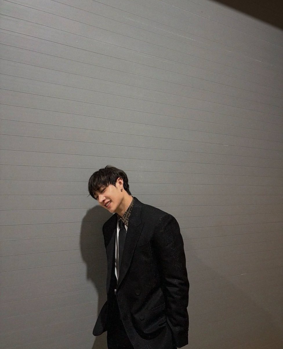 insta_skz's tweet photo. [#BangChan] @.gnabnahc Instagram update

“🤵‍♂️
#stay” https://t.co/U54rfuMOnV