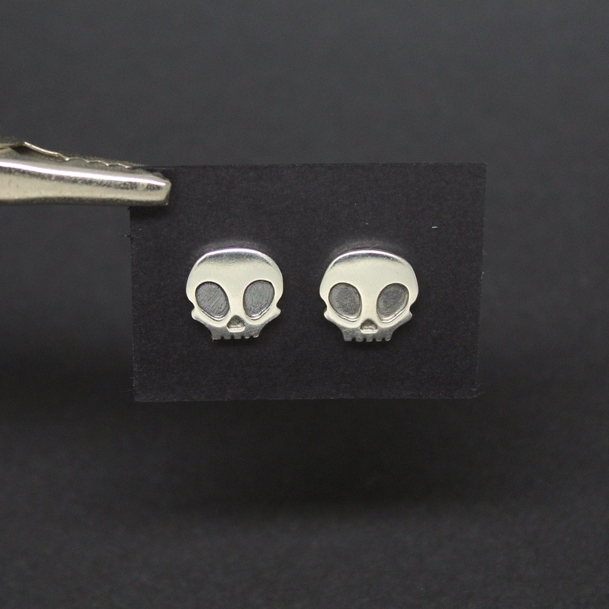 Plataica's tweet photo. Unos pequeños, pero muy cañeros 😜, #pendientes #Calaveras 💀 de #plata925
👉 https://t.co/CT906DDBiT
#joyeríaartesanal #hechoamano #envíogratis #skull #silverskull https://t.co/KDHY8TG8By