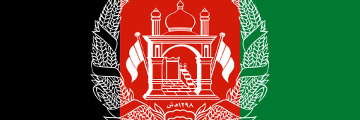 AmrullahSaleh2's tweet photo. در هیچ حالتی  مردم ما  زیر پرچم کفن گونه ی ملیشه های طالب بسیج نخواهند شد. برای مقابله با تهدید خارجی ما هیچ نیاز به همسو شدن با طالب نداریم. طالب خود تولید یک دسیسه آشکار بیگانه بر ضد منافع ملی افغانستان است. 

پرچم ملی افغانستان در جرگه قانون اساسی سال ۲۰۰۴  تصویب گردید. آگر قرار شد  به تهدید خارجی واکنش متحد  نشان دهیم  با برافراشتن این پرچم خواهد بود.