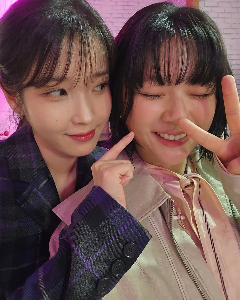 alwaysbeyoo's tweet photo. Just in time when I needed something to cheer myself up. Jeongyeon, my life saver. These 2 precious women in my life, no edit just ure selca together brings me so much happiness. Thank you🥰🥰🥰 #아이유 #정연 #IU #JEONGYEON #TWICE #IU_PALETTE https://t.co/gyzf2AoJCX