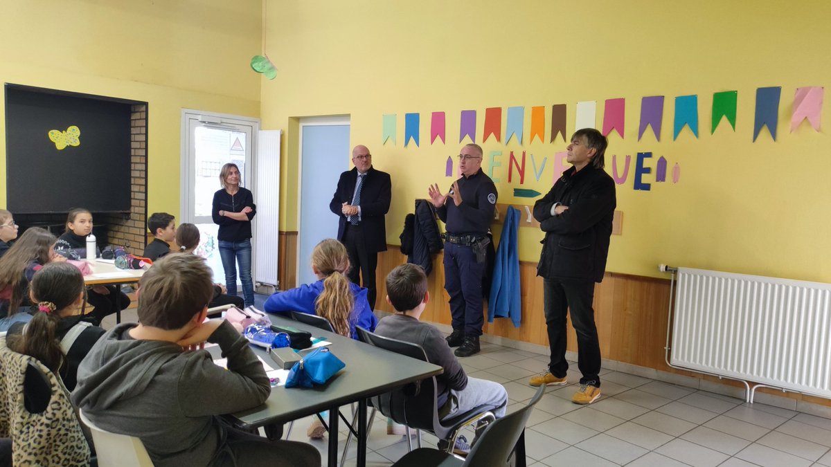Prefecture42's tweet photo. #Solidarité #cartesdeNoël | Hervé Gerin, sous-préfet de l'arrondissement de #Roanne, s'est rendu à l'école élémentaire du bourg de Mably, aux côtés de deux représentants de la CRS34 de #Mably, afin de rencontrer les élèves de CM1 et de CM2. Cette rencontre a permis aux enfants de poser des questions sur le métier de CRS et de mieux cerner leurs missions.
🎄Ces élèves ont ensuite rédigés des cartes de Noël, à destination des CRS de la CRS34 en déplacement pendant la semaine de #Noël. Un joli geste de solidarité, et une belle surprise pour ceux qui veillent sur nous pendant les fêtes. 🙏🎅